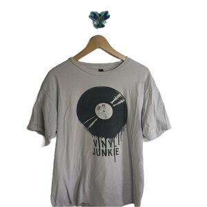 Vinyl Junkie gray T-shirt